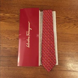 SALVATORE FERRAGAMO GOLF PATTERN RED SILK TIE